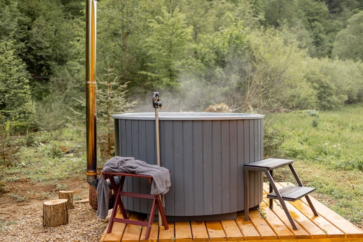 Dites adieu à la piscine et au jacuzzi : découvrez le nouveau bassin tendance qui fait sensation !